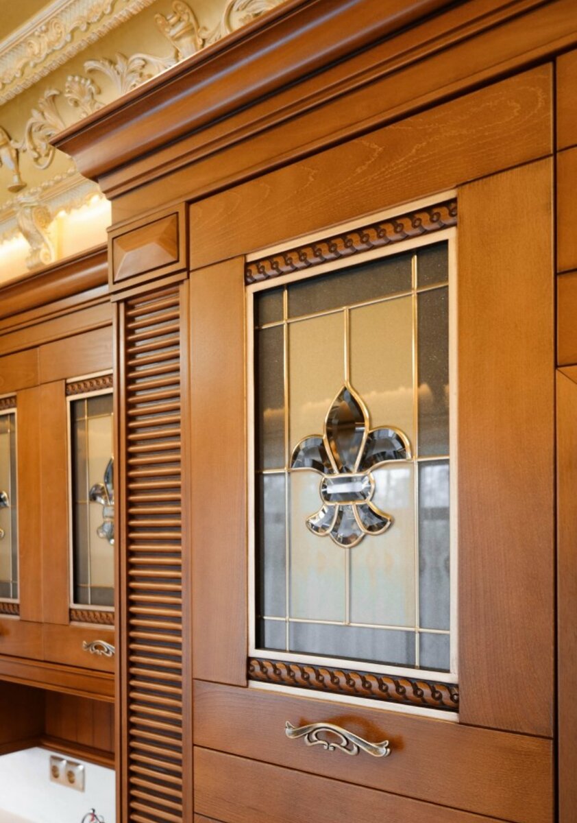 Витраж с бевелс-элементами.