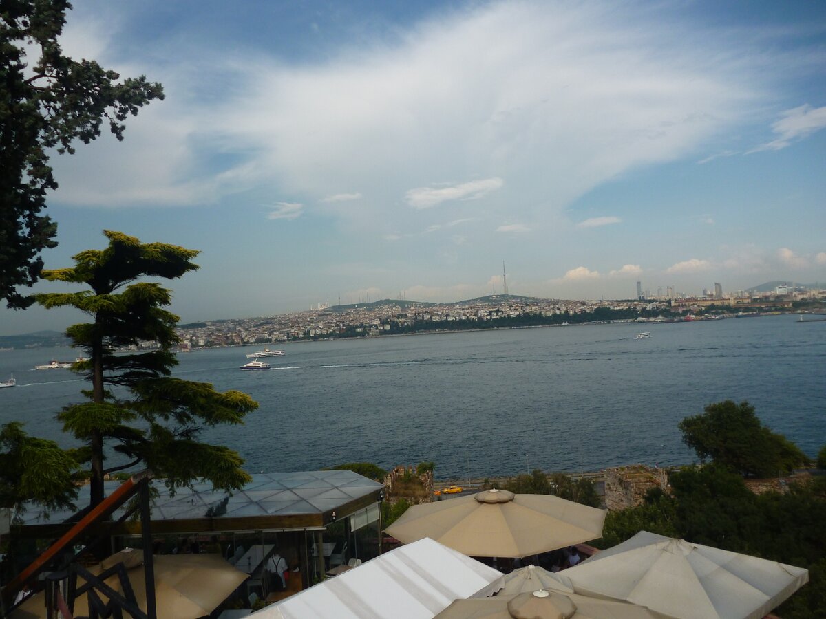 Вид на пролив Босфор из дворца Топкапы.