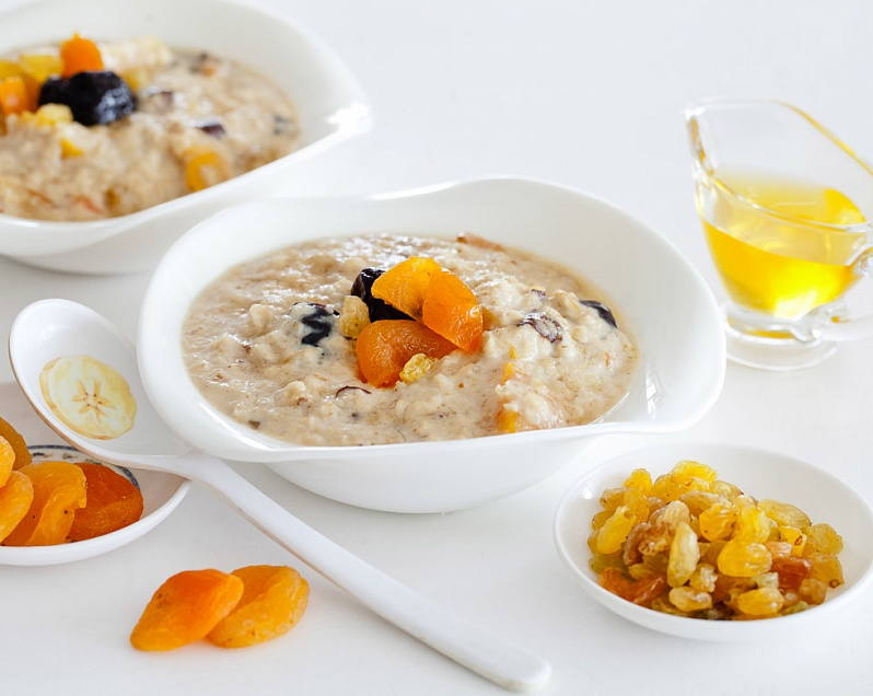 овсянка с курагой. пшенная каша молочная с сухофруктами. овсянка с курагой. геркулесовая каша с курагой. овсянка с курагой.