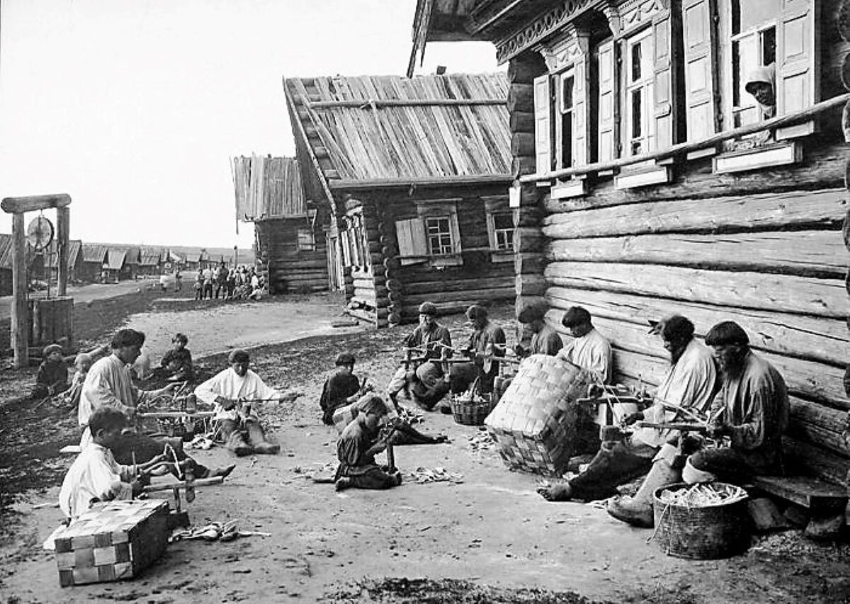 «Заволжские кустари Семеновского уезда: обучение ремеслам по обработке дерева», Нижегородская губерния, Дьякова деревня. 1890-е гг. Архив РЭМ