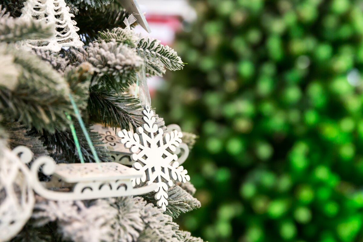 Приобретенную елку нужно хранить в прохладном месте.