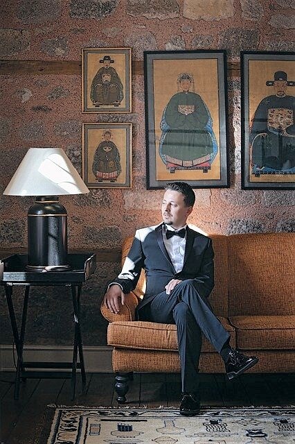 Ах, если бы этот мужчина знал перед свадьбой, какую роковую роль сыграет в его жизни диван, на котором он сейчас сидит.