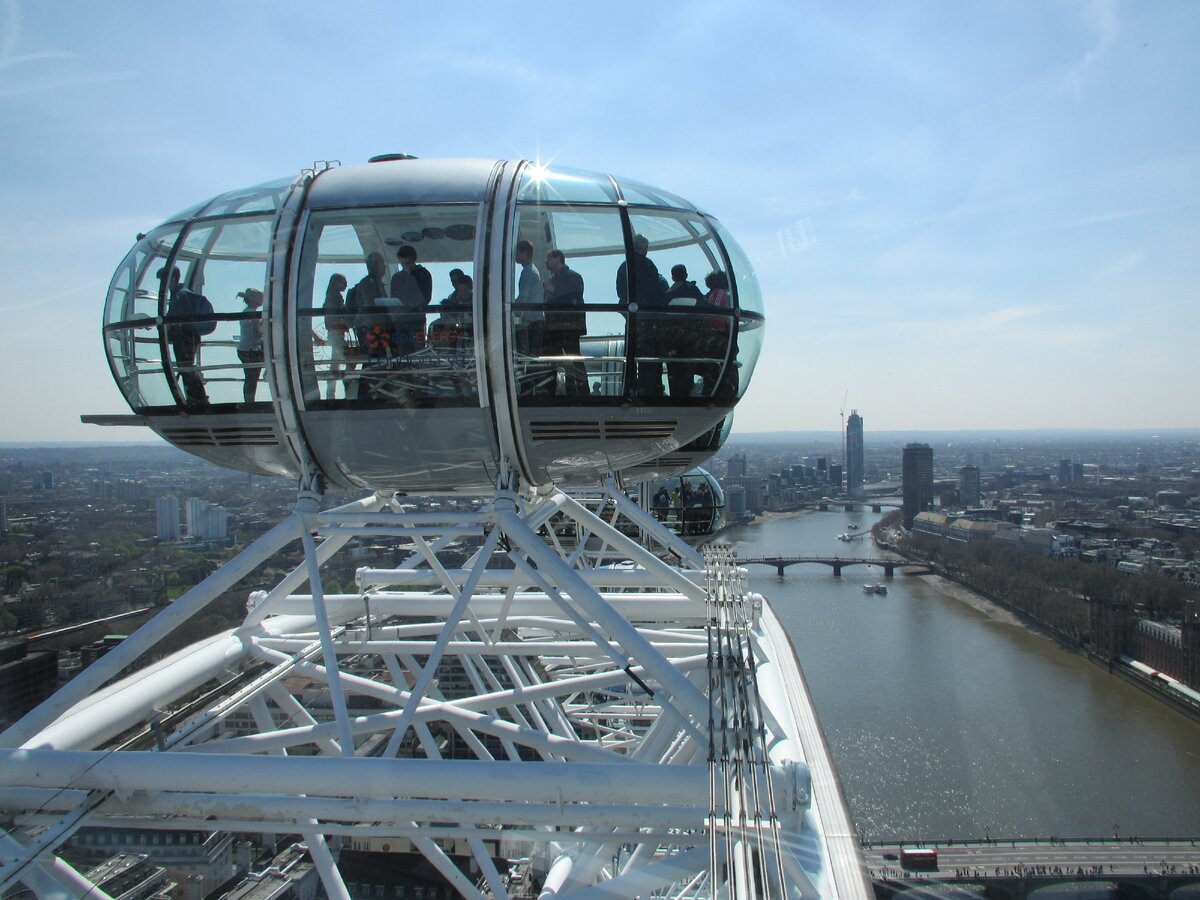 Вип кабинка колесо обозрения. London Eye кабинки. Кабина колеса обозрения. Колесо обозрения в Лондоне кабинки. Лондонский глаз капсулы.