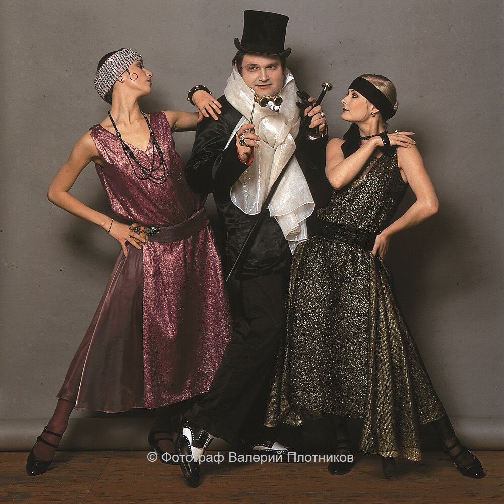 Александр Васильев с моделями. Снято 2001/11/07.