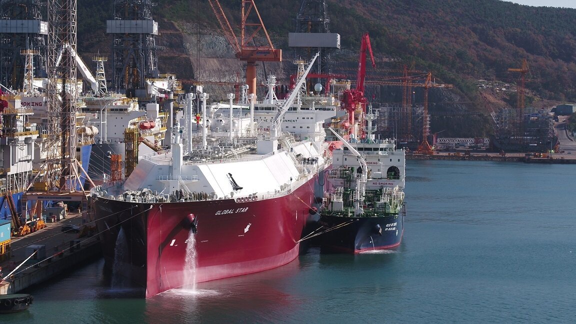 Судно  Kogas SM Jeju LNG2 подключено через шланг к недавно построенному  газовозу Daewoo Shipbuilding & Marine Engineering для испытания  бункеровки СПГ на верфи DSME Okpo во вторник на острове Коджедо,  провинция Южный Кёнсан, у южного побережья Южной Кореи (Kogas)