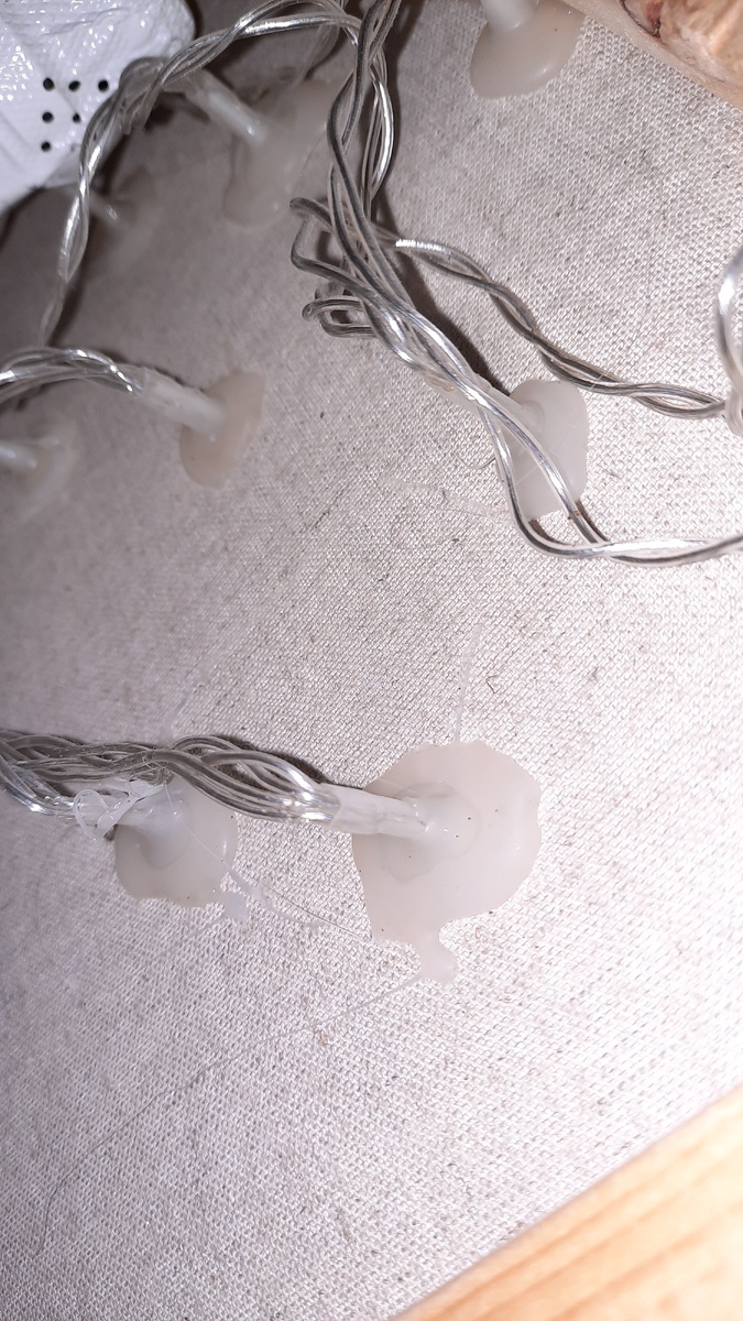 С обратной стороны закрепила с помощью клеевого пистолета.