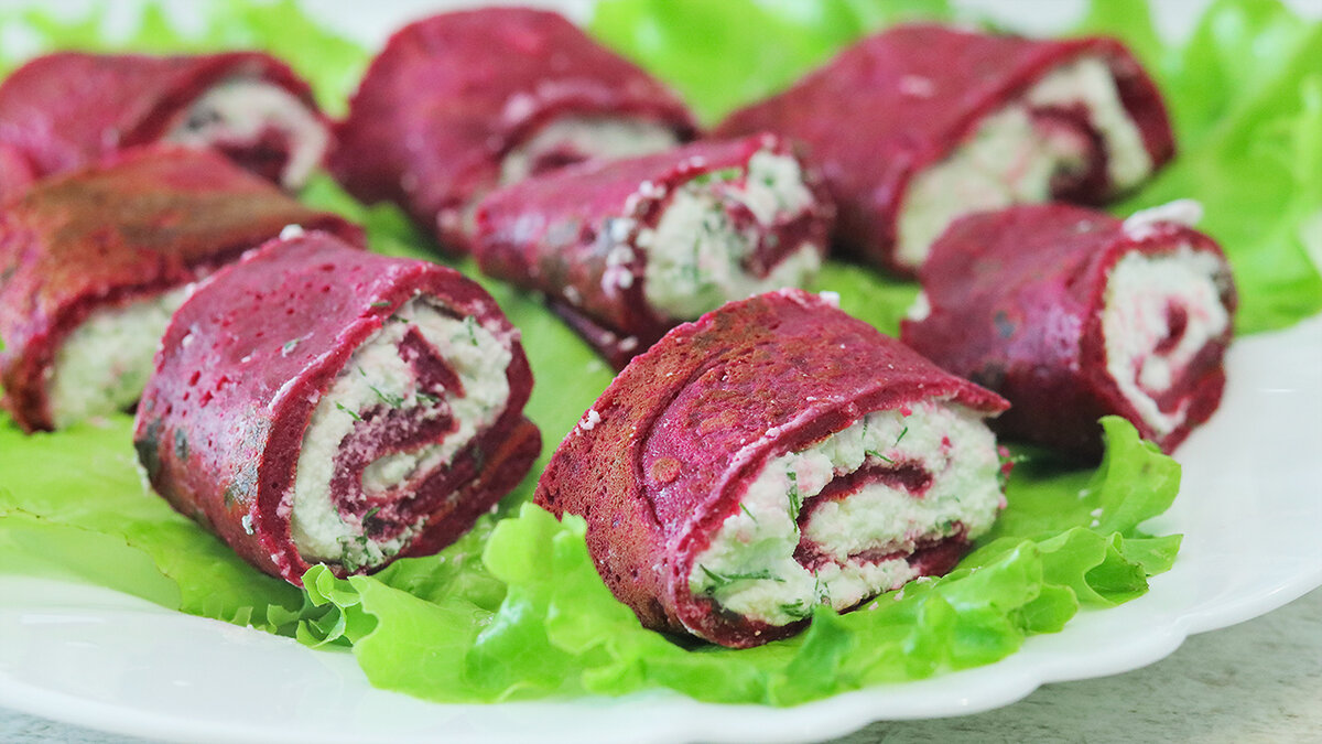 Свекольный рулет с сельдью и творожным сыром. Рулет капрезе. Свекольный рулет. Рулетики из свеклы. Свекольный рулет.