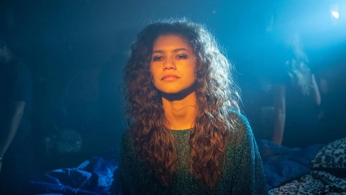 Зендея в роли Ру на кадре из сериала «Эйфория»