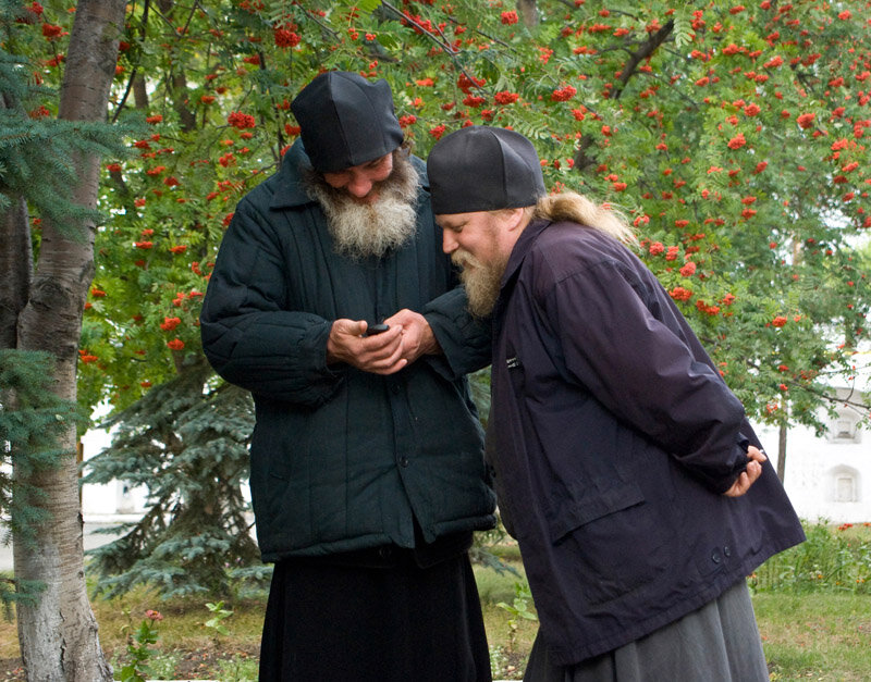 Монахи беседуют