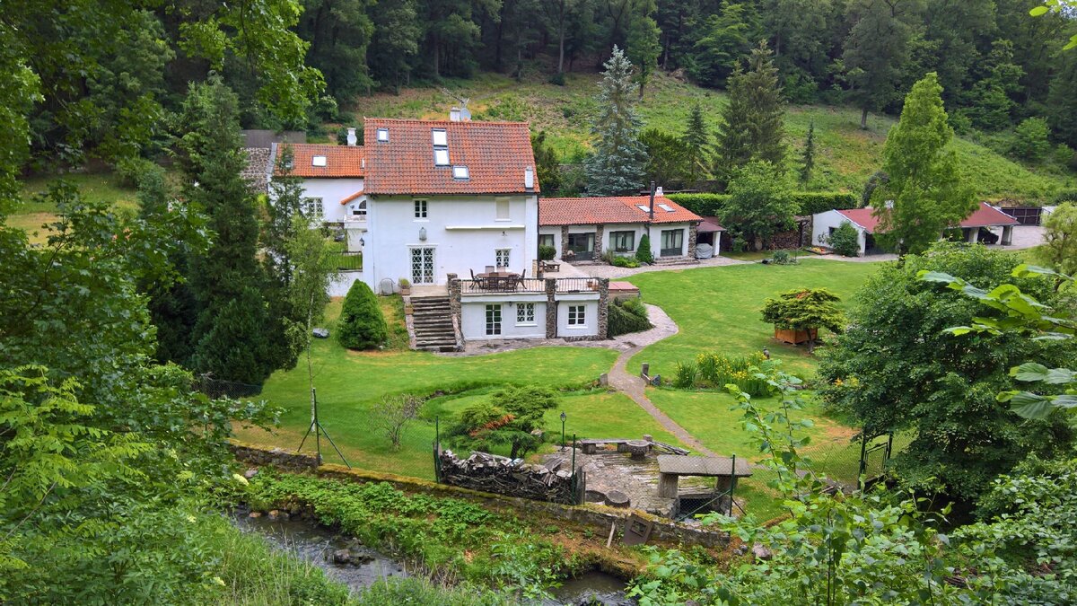Дом чудно вписан в природу, добавляет сказки