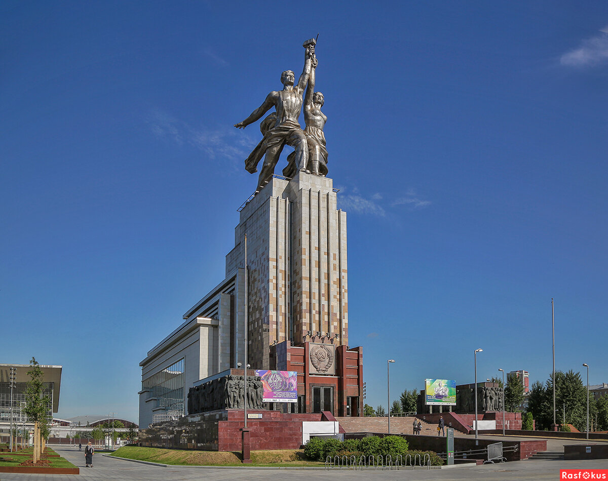 Памятник символ москвы. Рабочий и колхозница памятник. Памятник рабочий и колхозница в Москве на ВДНХ. Памятник Мухиной рабочий и колхозница. ВДНХ памятник колхознице.