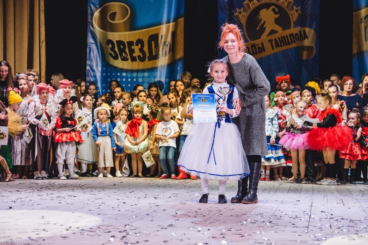 Лариса Полунина, хореограф проекта "Танцы на ТНТ", член жюри Всероссийского конкурса "Звёзды танцпола", награждает наш коллектив.