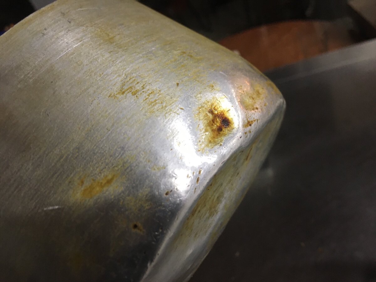 Частая ошибка, которую допускают при варке в алюминиевой посуде. Иногда грязное может стать чистым
