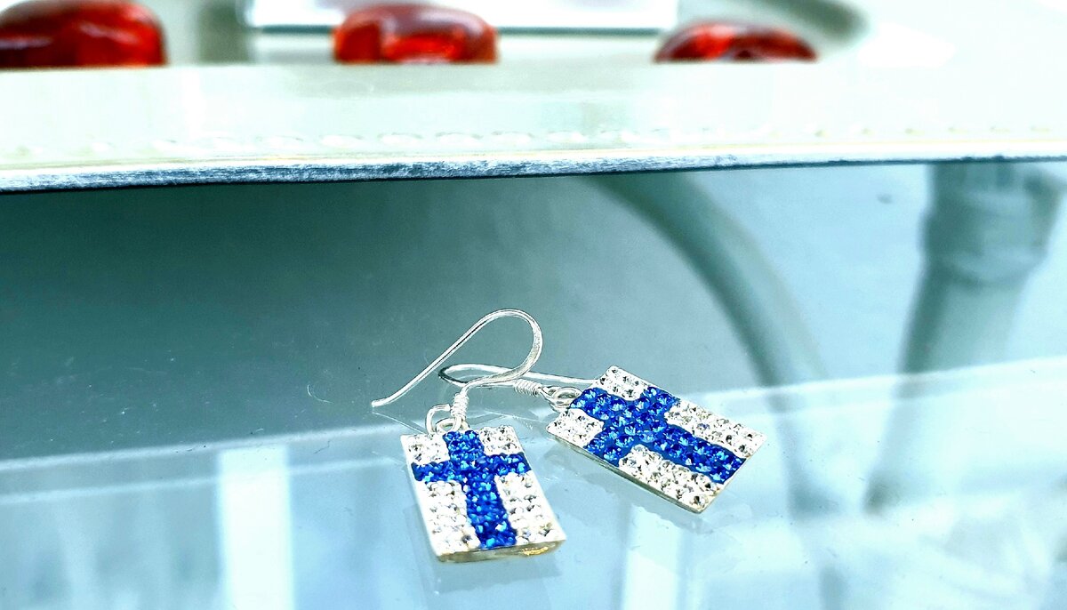 Фото: Elvira Hyvönen. Мои праздничные серьги с финским флагом. 