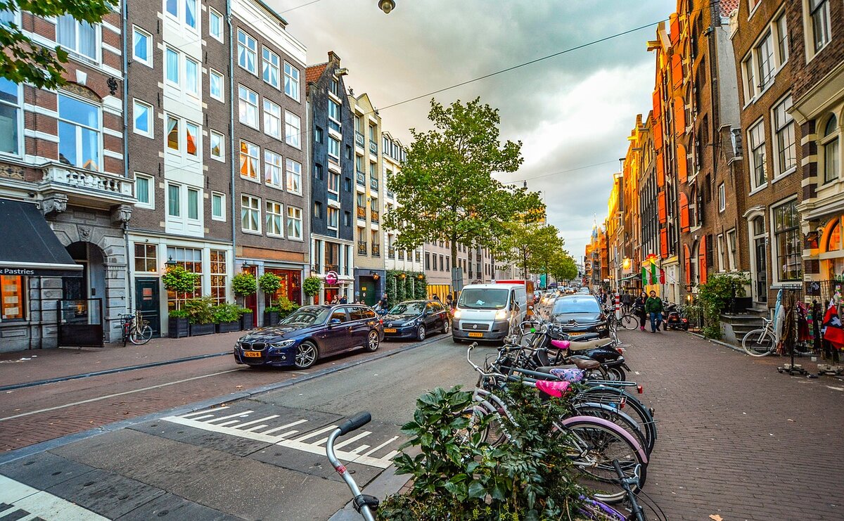 Живет америка с европой. Улица Lomanstraat в Амстердаме. Нидерланды Амстердам улицы. Нидерланды городок Петтен. Амстердам улица Breestraat,.