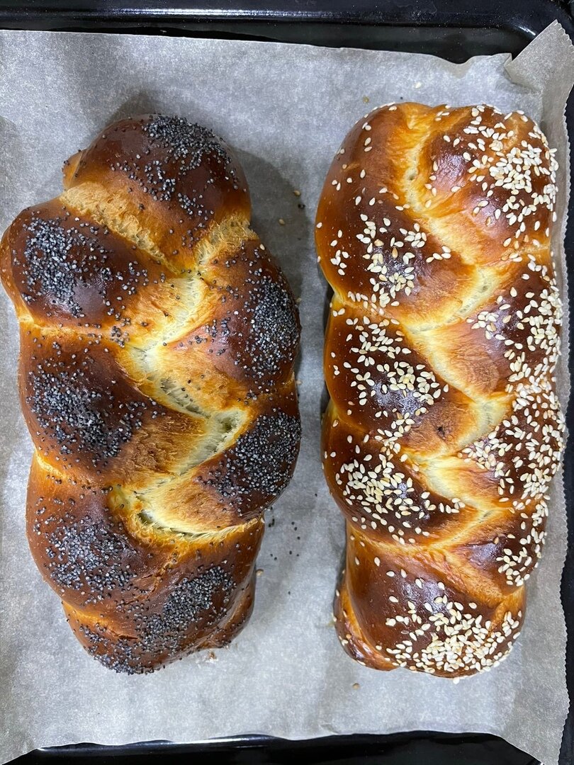 Хала с маком и  кунжутом