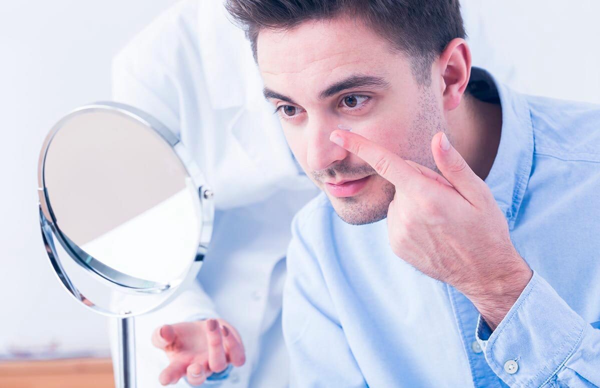 Врач учит на приеме обращаться с линзами: надевать, снимать, ухаживать, хранить.