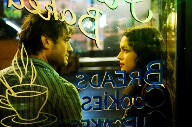 

Режиссеру Вонгу Карваю удалось «приготовить» совершенный «черничный» в каждом своем кадре фильм. Отличная игра актеров, бесподобная работа оператора создают эффект легкой нереальности происходящего, словно сидишь ночью сонный в баре и ешь черничный пирог. И, конечно, не можем не упомянуть музыку бесподобной Норы Джонс, которая, как мороженое, идеально этот пирог дополняет.