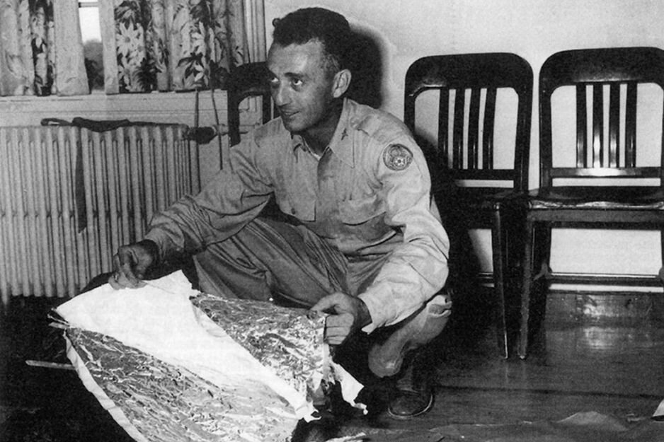 Джесси Марсель позирует для фото с материалом, найденным в пустыне. В дневнике он отметил, что это было сделано не человеком (Фото: Universal History Archive Universal Images Group через Getty Images).