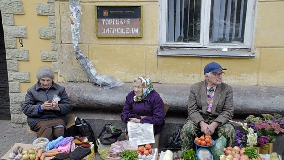 Зачем люди торгуют. Рынок с бабками. Торговля бабушек на улице. Бабки с семечками на рынке. Торговля на рынке.