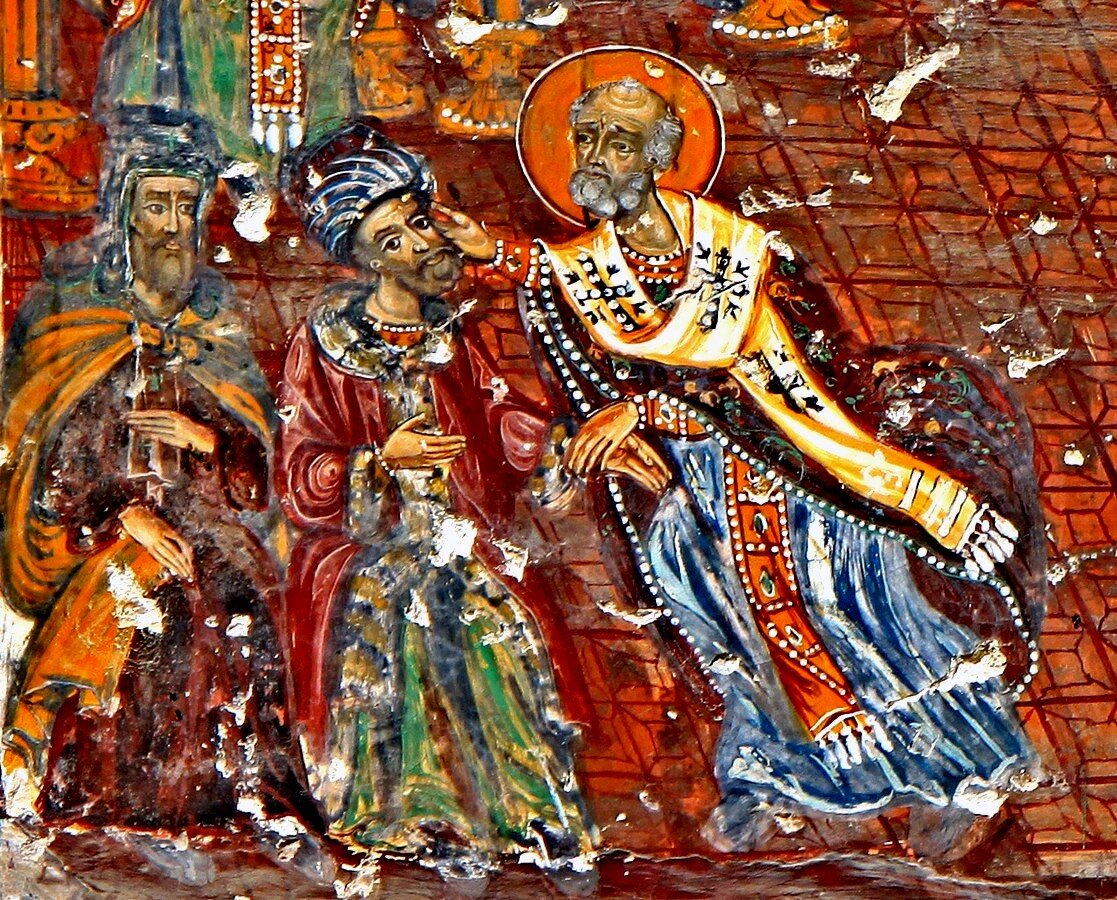 Фрагмент фрески монастыря Панагия Сумела (Понт, ныне территория Турции). Святитель Николай Чудотворец ударяет по щеке еретика Ария. Источник: vera-eskom.ru