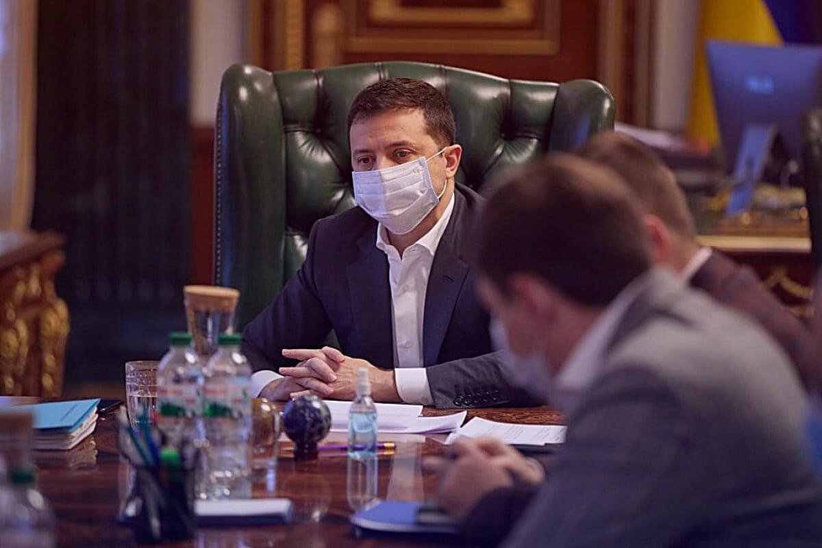 Владимир Зеленский говорит о том, что Украина не может отказаться от российской вакцины в тех условиях, когда США и Европа свои вакцины дать не готовы