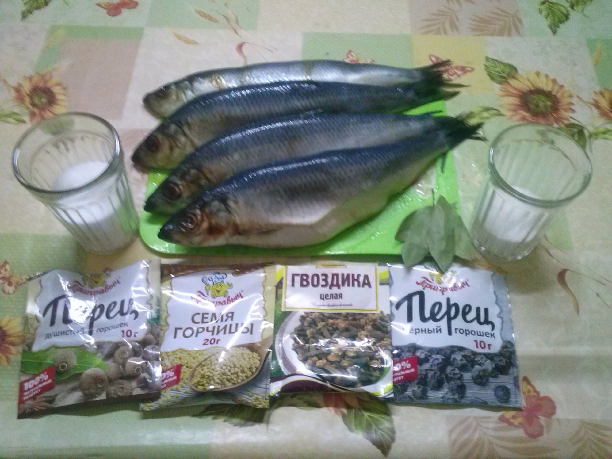 Что нужно?: свежая  сельдь,естественно. У нас чуть больше килограмма. Перец душистый горошком(5-6 шт.),перец черный горошком(5-6 шт.),семя горчицы(1 ст. ложка), гвоздика(3-4 шт.),соль (6 ст. ложек), сахар (3 ст. ложки). Лавровый лист(3-4 шт.).Это на три литра воды  Хватит с лихвой!