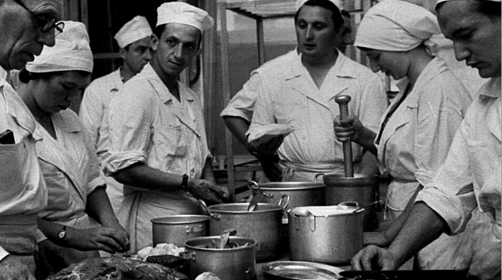 Всем привет!
Продолжаю тему гастрономической ностальгии :)
Сегодня пройдемся по советским столовым.
В нашем районом центре была одна городская столовая. Называлась "Россия".-3