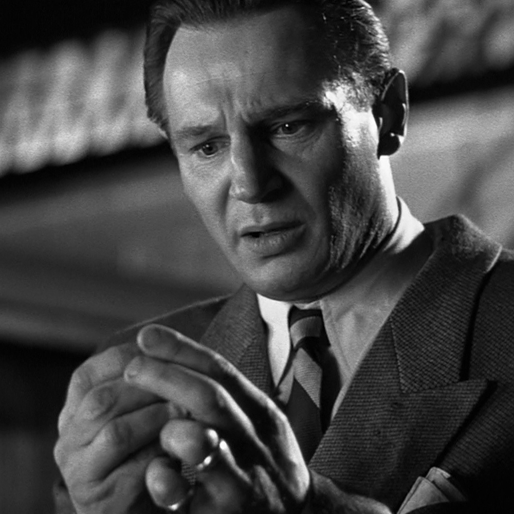 Список Шиндлера 
IMDb: 8.9

Фильм рассказывает реальную историю загадочного Оскара Шиндлера, члена нацистской партии, преуспевающего фабриканта, спасшего во время Второй мировой войны почти 1200 евреев.