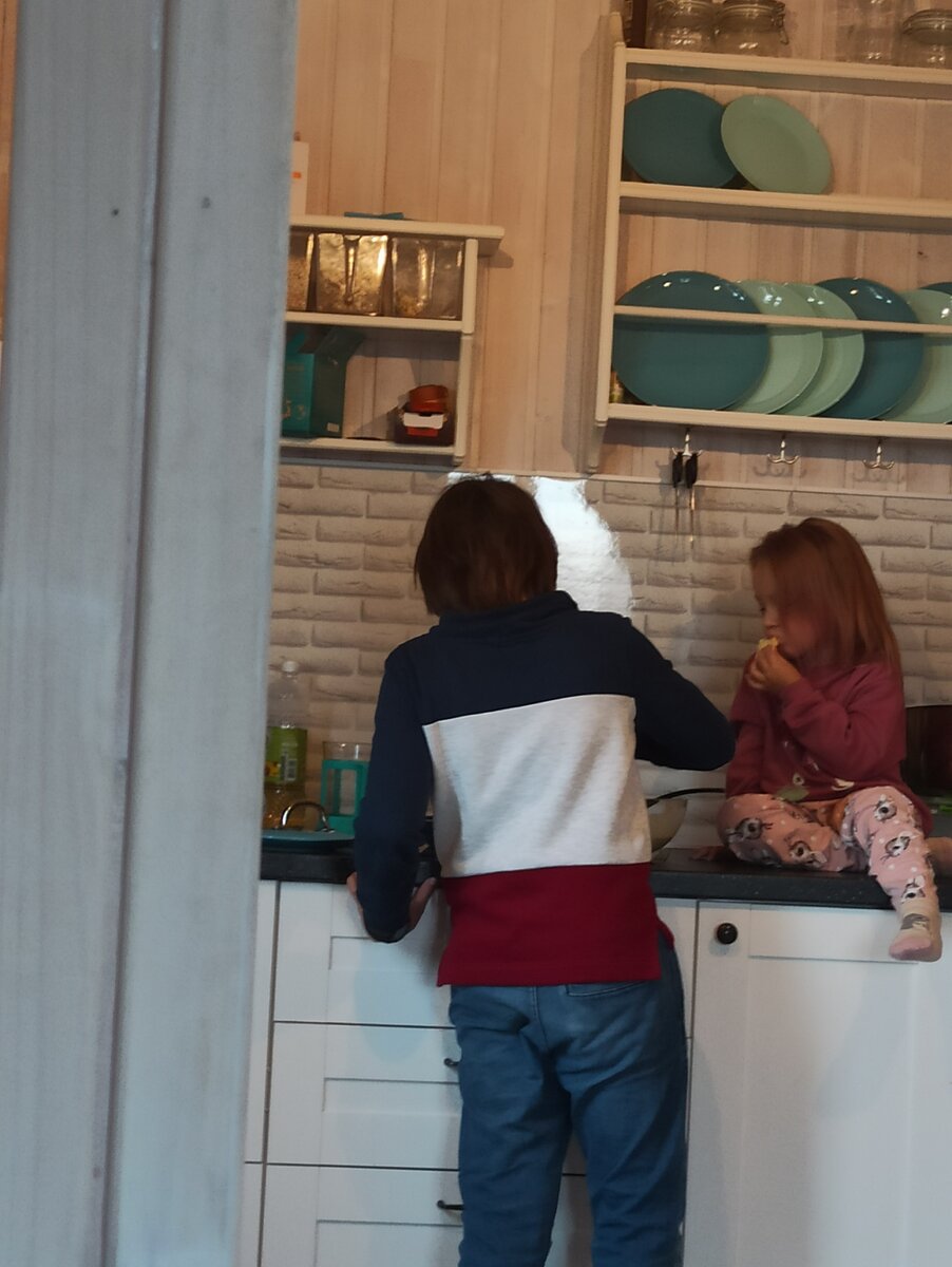 Готовят завтрак👍 старший Славка и младшая Верка)))