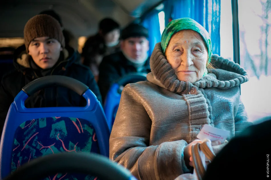 Пенсионер в казахстане. Пенсионеры в общественном транспорте. Пенсионеры в автобусе. Бабка в автобусе. Пенсионерка в автобусе.