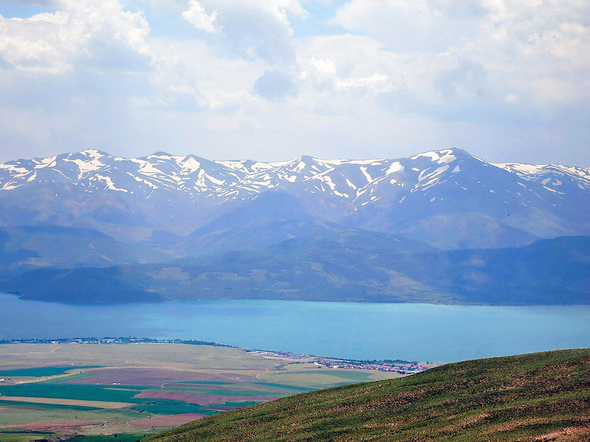Озеро Ван и город Татван на берегу. Вид со склона вулкана Немрут.