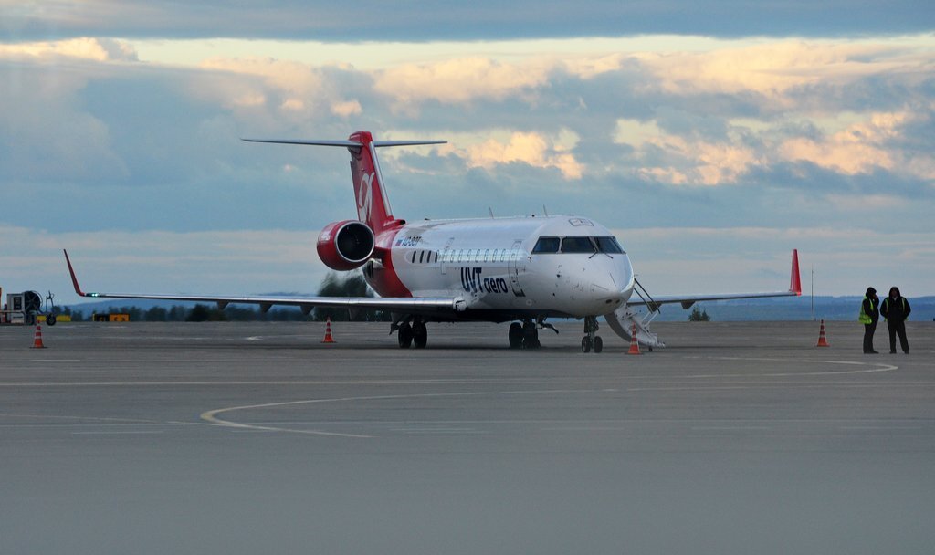 Uvt aero регистрация. Bombardier crj200 ЮВТ Аэро. CRJ 200 UVT Aero. ЮВТ Аэро парк самолетов. CRJ-200 ЮВТ Аэро.