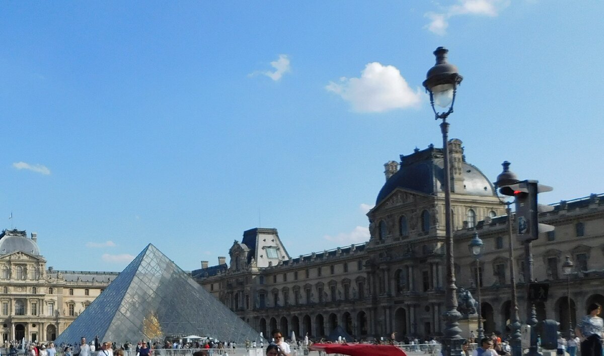 Пирамида во дворе Лувра (вообще-то это один из входов в музей)