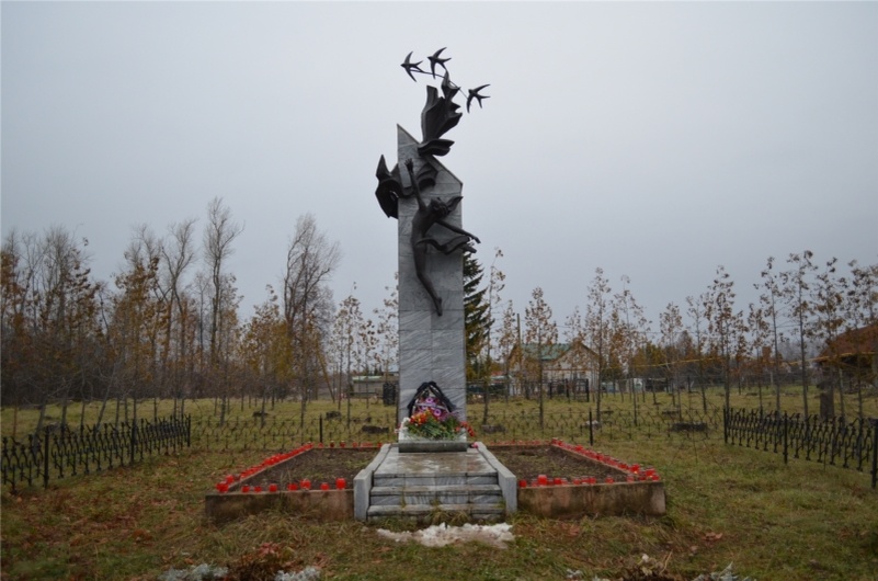 наше время. Памятник погибшим в деревне. 
