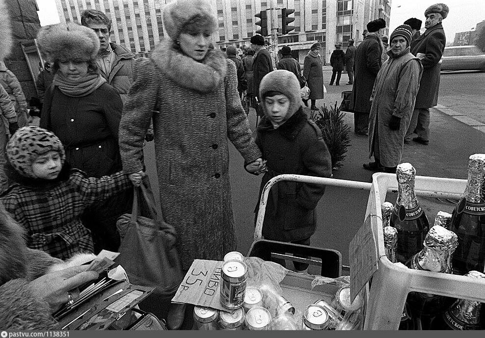 В конце 1992-го банка пива стоит 35 рублей, уже с января следующего года цены начнут расти, фото pastvu.com