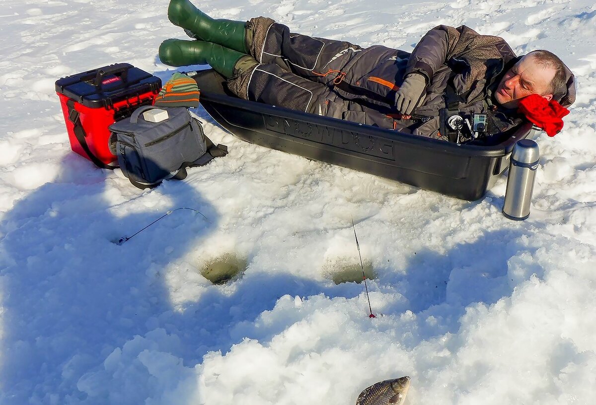 Ящик Lucky John и Слава, отдыхающий от трудностей рыбалки. Фото автора