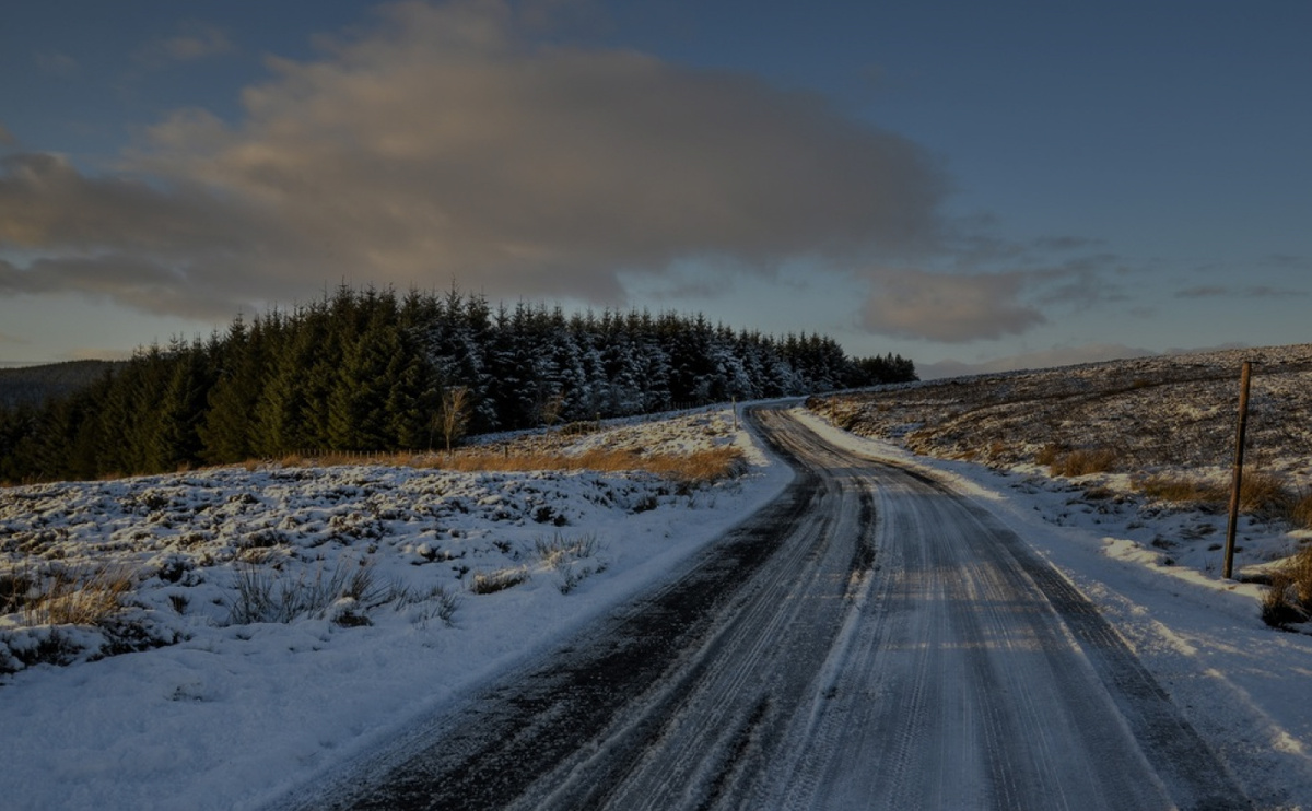 Просёлочная дорога — настоящее испытание для малого клиренса