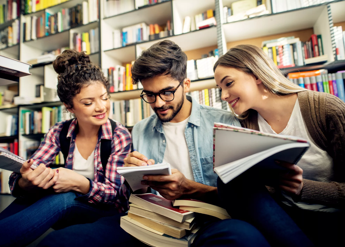 She a new student. Студенты в библиотеке. Учеба в библиотеке. Студент с книгами. Молодежь в библиотеке.