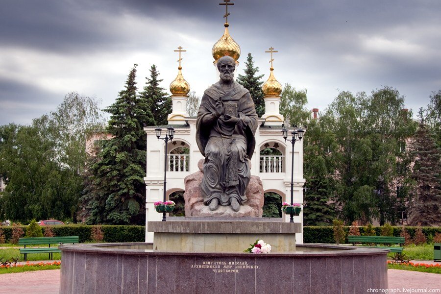 Символ города Церковь и памятник