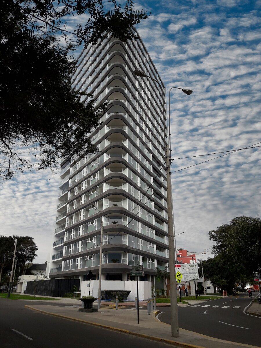 Одина из новостроек в Лиме