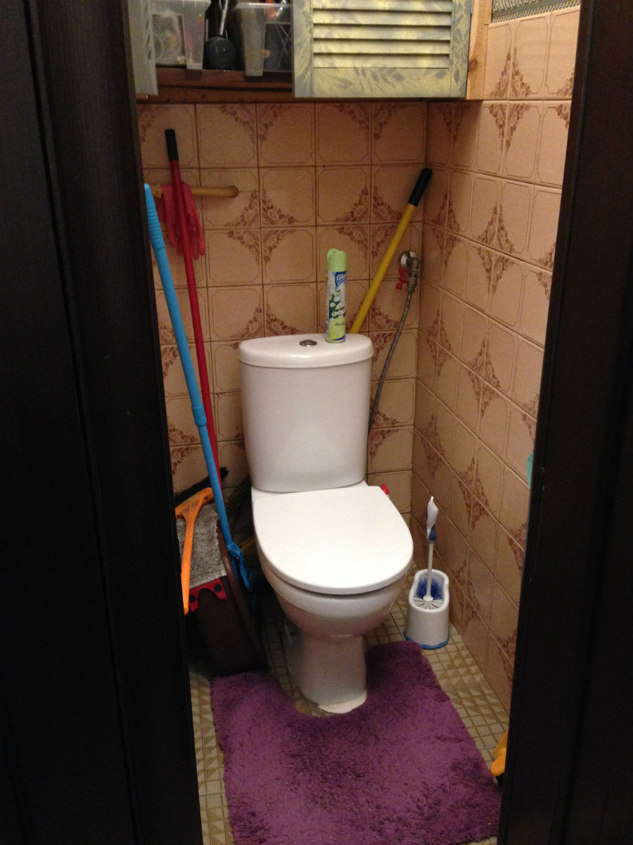 Фото можно листать!  Внешний вид туалетной комнаты до ремонта