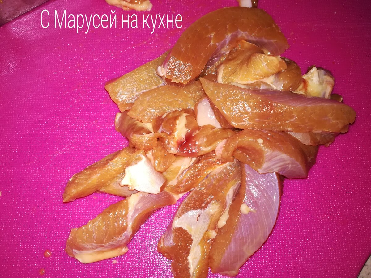 Нарезаем мясо брусочками 1,5х4 см