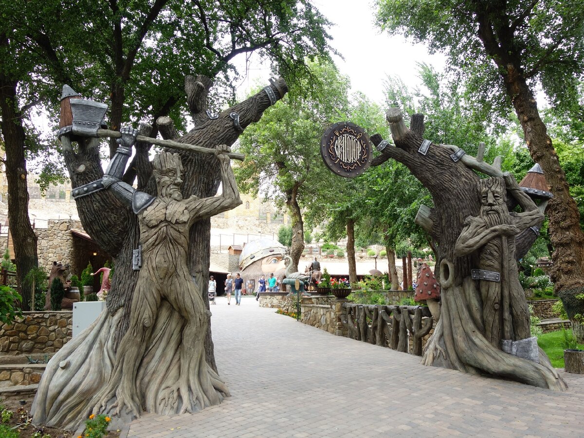 Огромные скульптуры из дерева, железа и камня