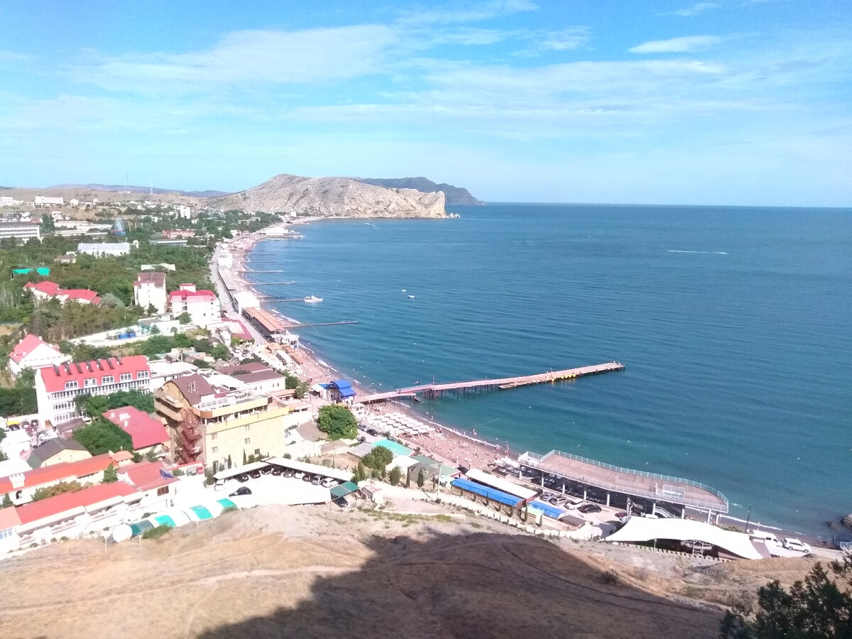 В сезон этот широкий протяжённый пляж бывает забит под завязку
