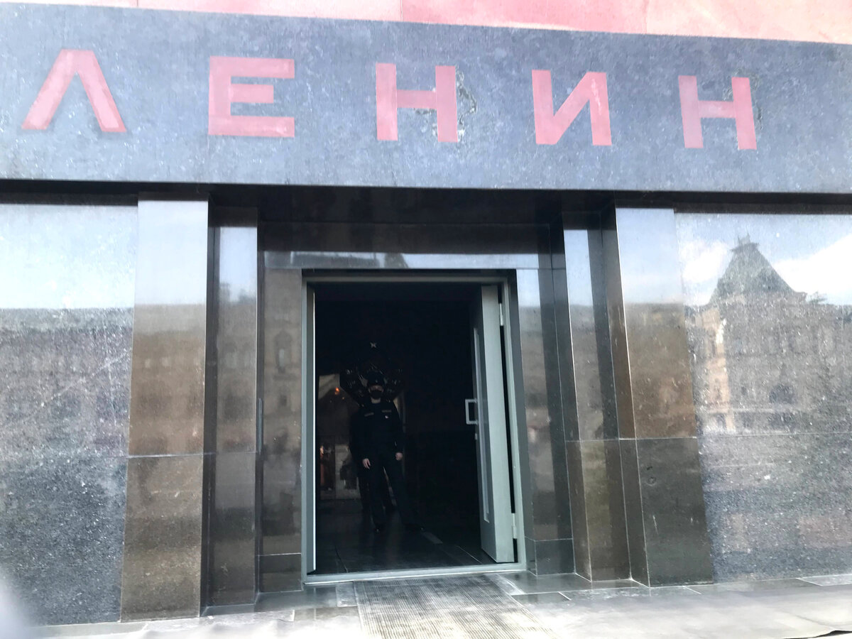 Почему в мавзолее нельзя. Почему в мавзолее нельзя. Ленин в мавзолее входной билет 2021 вход. Почему в мавзолее нельзя. Почему в мавзолее нельзя снимать видео.