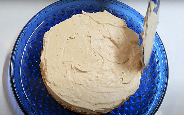 По вашим просьбам готовлю бисквитный торт со сливочно-халвовым кремом