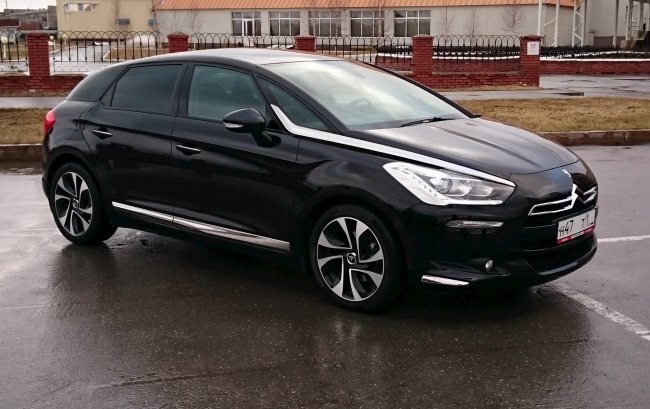 Улыбающийся во всю ширь двойного шеврона DS5 обещает несказанное эстетическое удовольствие. Описывать замысловатые витиеватости кузовных панелей и пестроту деталировки можно часами