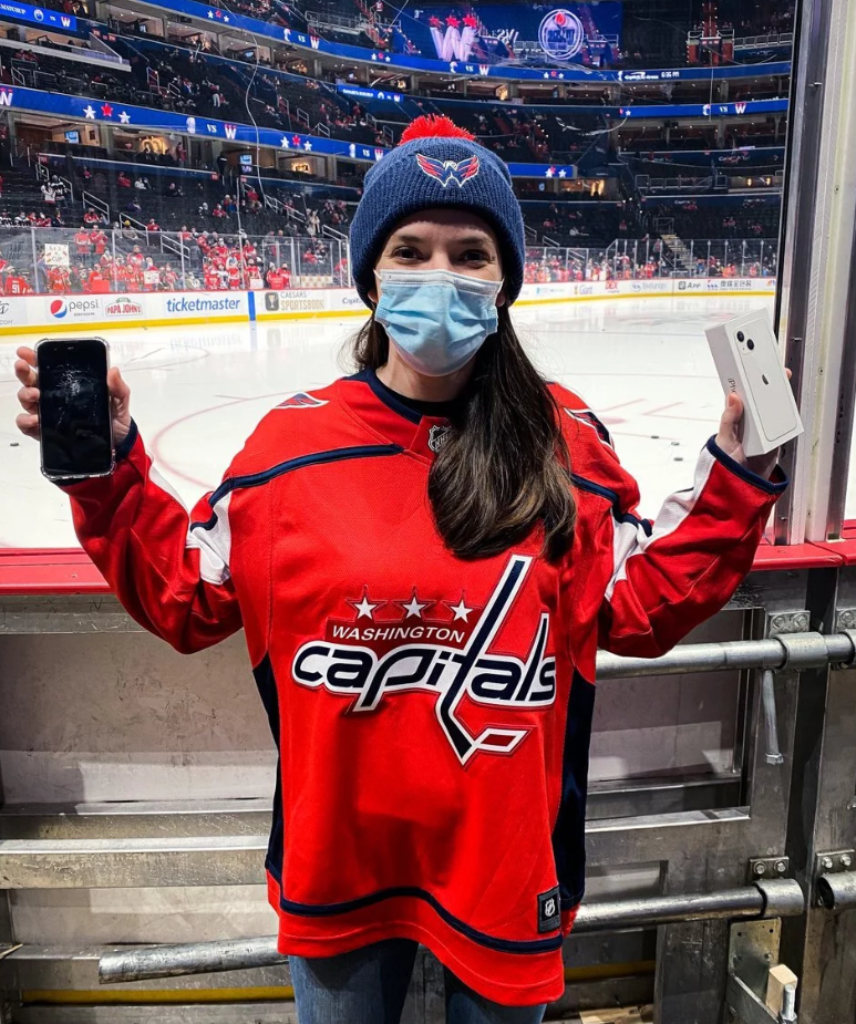 Твоё звёздное исполнение не осталось незамеченным, Кэролайн! Спасибо [нашему спонсору] Verizon за то, что обеспечил её новым телефоном, вместе с именным свитером «Кэпиталз» и подписанной Уилсоном клюшкой