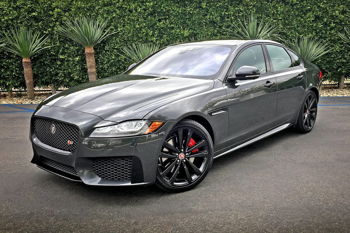 "Jaguar XF" развивает скорость до 250 км/ч.